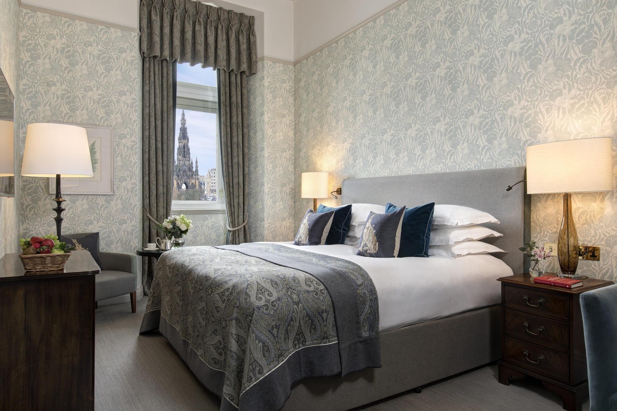 The Balmoral Hotel Edimburgo Esterno foto A bedroom at the hotel