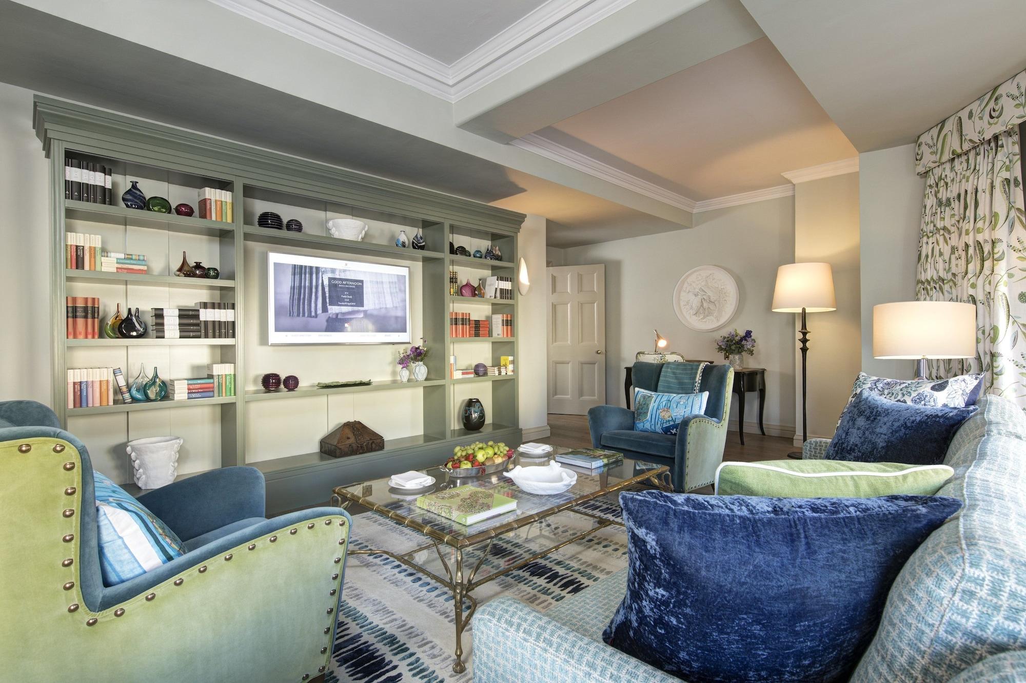 The Balmoral Hotel Edimburgo Esterno foto The living room of a suite at the Mandarin Oriental, Munich