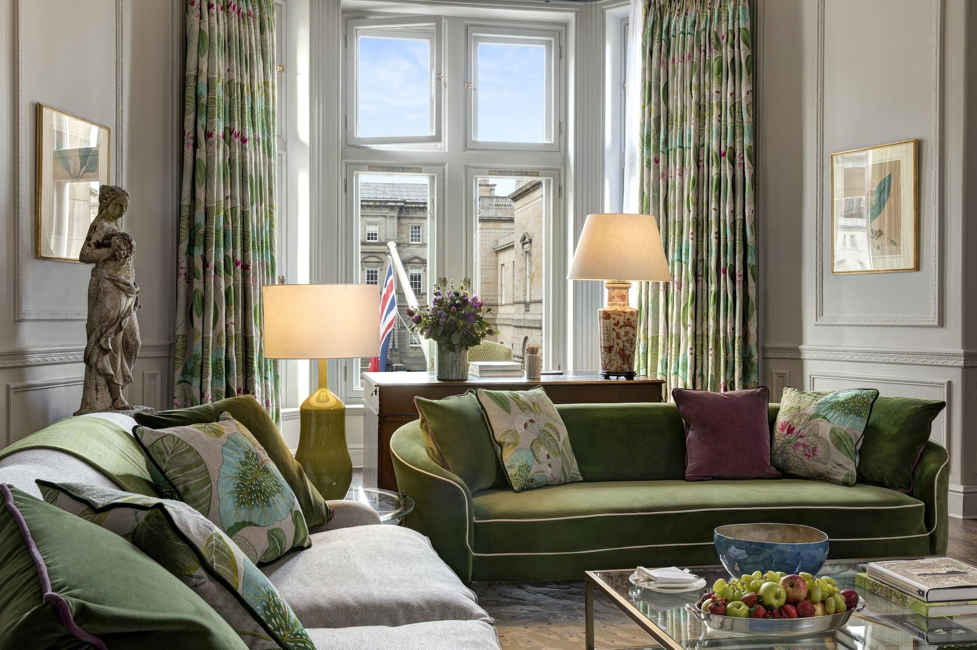 The Balmoral Hotel Edimburgo Esterno foto The living room of the suite