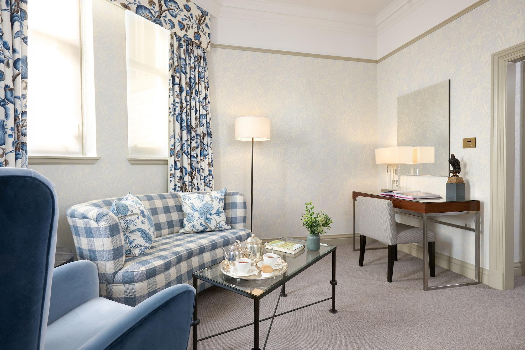 The Balmoral Hotel Edimburgo Esterno foto A suite at the hotel