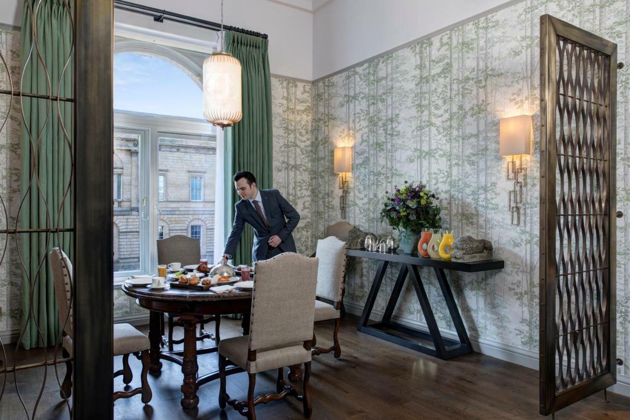 The Balmoral Hotel Edimburgo Esterno foto A butler at work