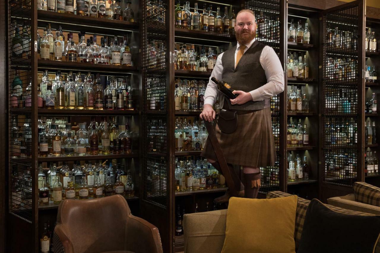 The Balmoral Hotel Edimburgo Esterno foto A whisky bar in Edinburgh