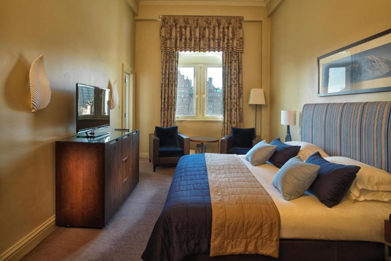 The Balmoral Hotel Edimburgo Esterno foto A bedroom at the hotel