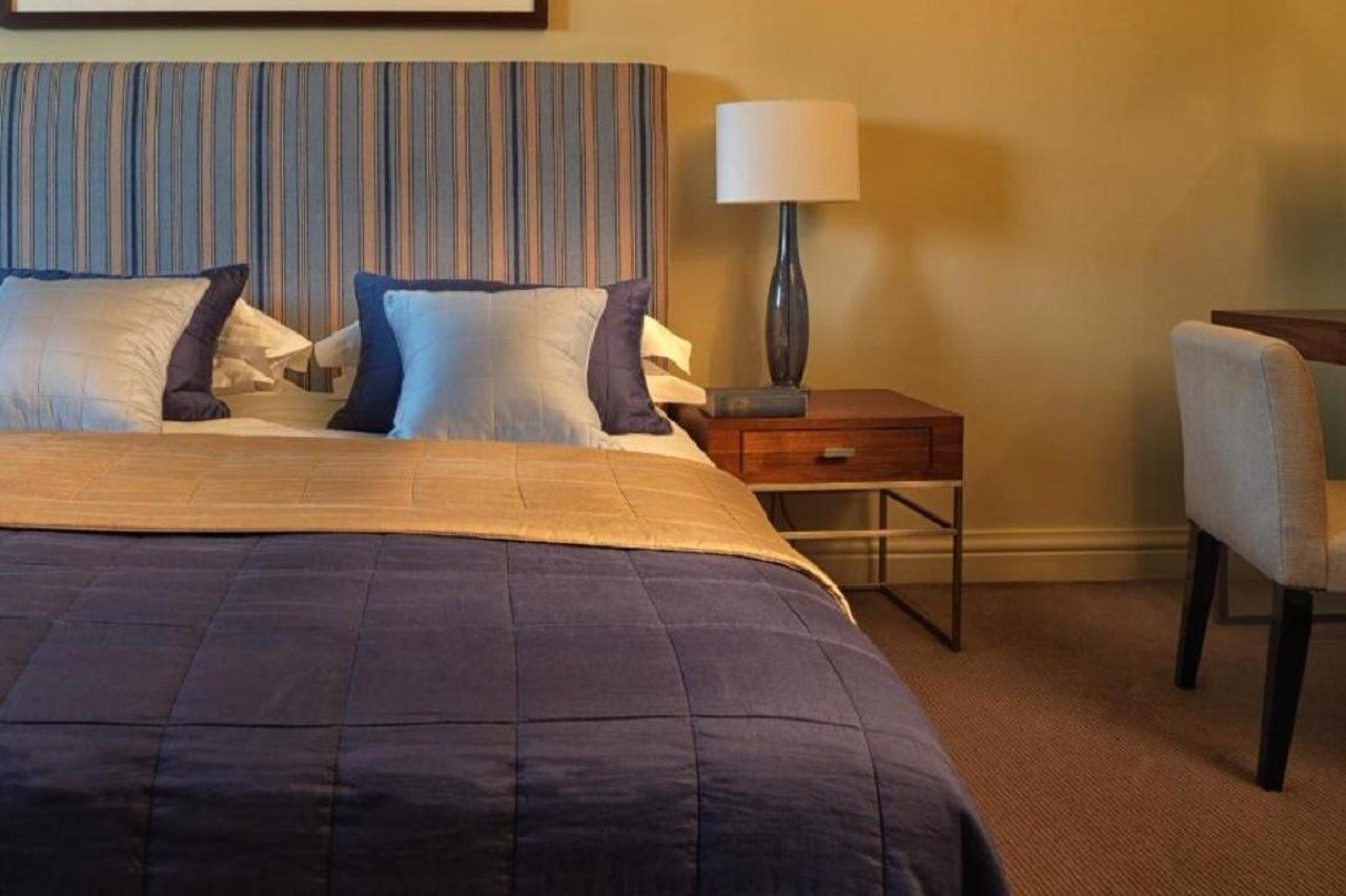 The Balmoral Hotel Edimburgo Esterno foto A bedroom at the hotel