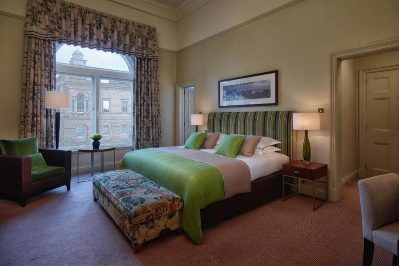 The Balmoral Hotel Edimburgo Esterno foto A bedroom at the hotel