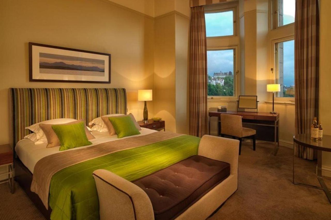 The Balmoral Hotel Edimburgo Esterno foto A bedroom at the hotel